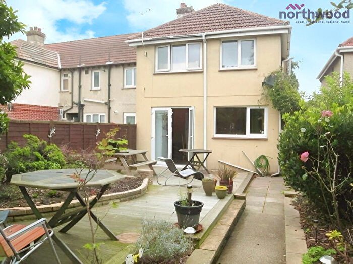 3 Bedroom Semi-Detached House To Rent In Passfield Avenue, SO50