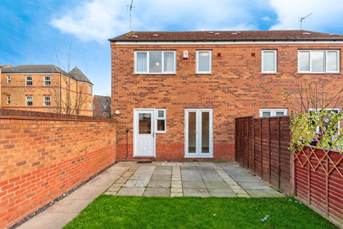 3 Bedroom Semi Detached House For Sale In Elvaston Court, Grantham, NG31