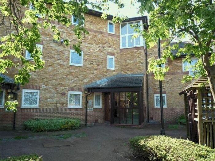 1 Bedroom Flat To Rent In Folkestone Court, Langley, Slough, SL3