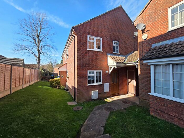 2 Bedroom Cluster House To Rent In Somersby Close, Luton, LU1