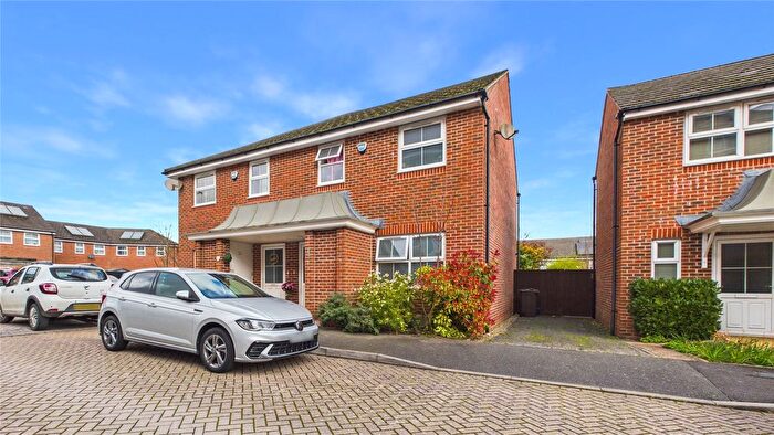 3 Bedroom Semi Detached House For Sale In Farnborough, Hampshire, GU14