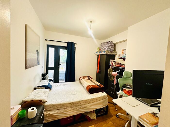 1 Bedroom Flat For Sale In Crownage Court, Sunbury-On-Thames, TW16