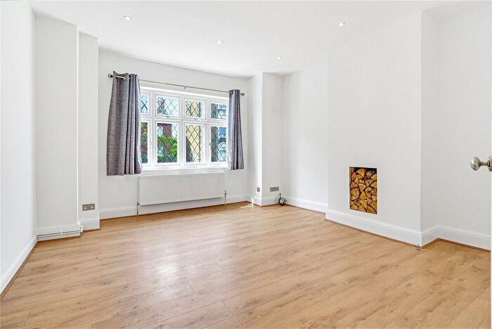 3 Bedroom Flat For Sale In St. James's Drive, SW17