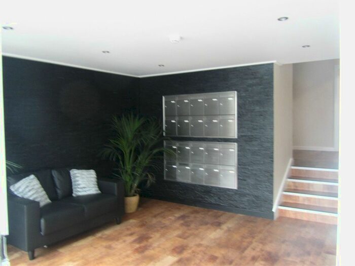 2 Bedroom Flat To Rent In The Parade, Oadby, Leicester LE2