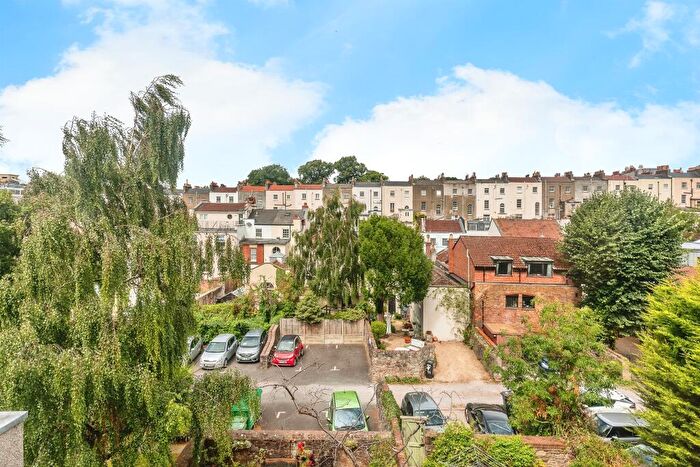 1 Bedroom Apartment For Sale In Royal York Crescent, Clifton, Bristol, BS8