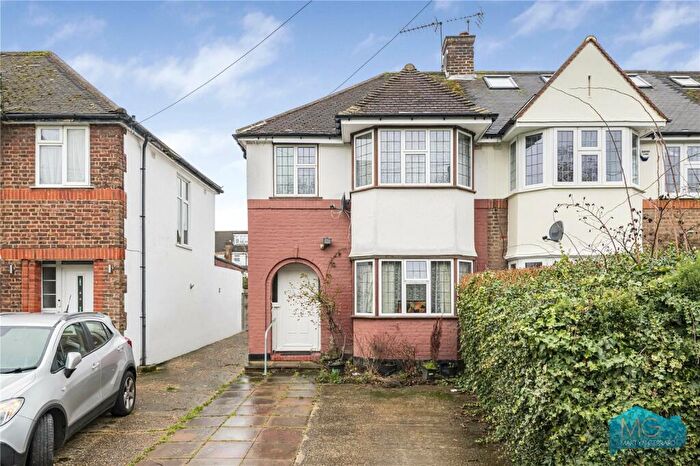 3 Bedroom Semi Detached House For Sale In West Walk, East Barnet, Barnet, EN4