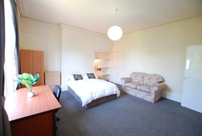 5 Bedroom Detached House To Rent In Cemetery Road (), S11