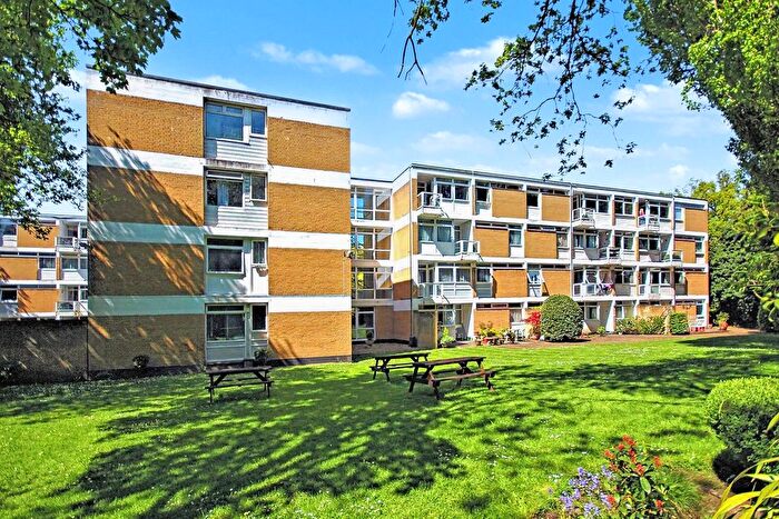 3 Bedroom Flat For Sale In Woking, Surrey, GU22