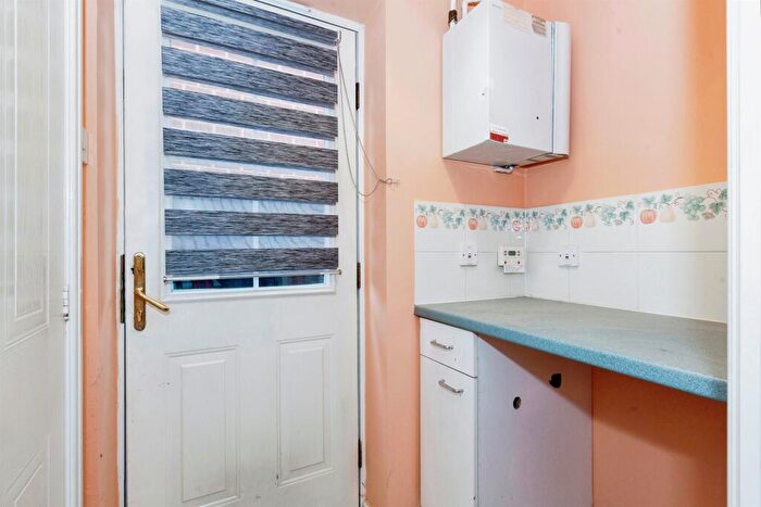 4 Bedroom Detached House For Sale In Moor Furlong, Slough, SL1