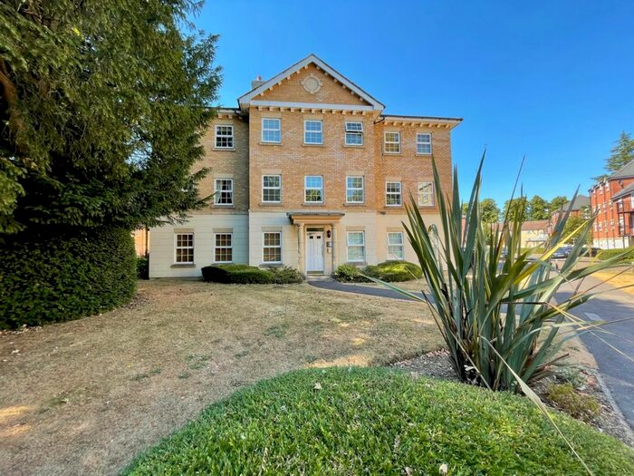 2 Bedroom Flat To Rent In Old College Road, Newbury, Berkshire, RG14