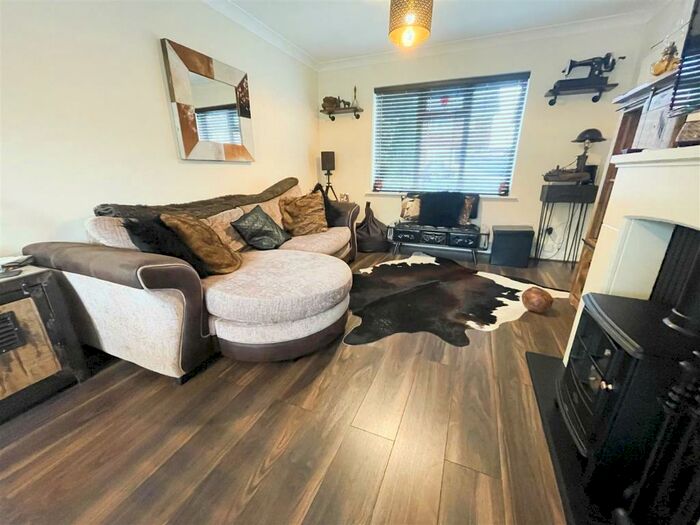 3 Bedroom House To Rent In Cornwell Crescent, Stanford-Le-Hope, SS17