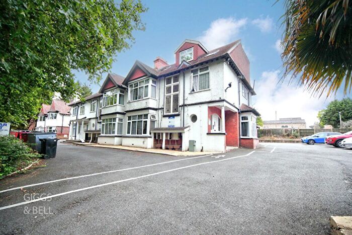 2 Bedroom Apartment For Sale In Nickmar Court, - New Bedford Road, Luton, Bedfordshire, LU3