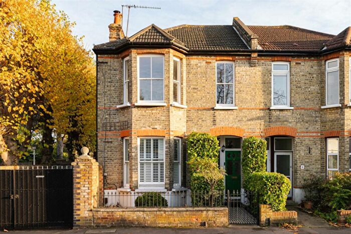 2 Bedroom Apartment For Sale In Voluntary Place, Wanstead, E11