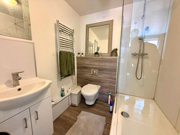 2 Bedroom Flat To Rent In Lower Canal Walk, Southampton, Hampshire, SO14