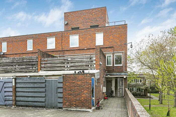 3 Bedroom Flat To Rent In Elam Close, London, SE5