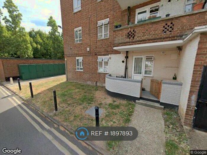 3 Bedroom Flat To Rent In Glazebrook Close, London, SE21