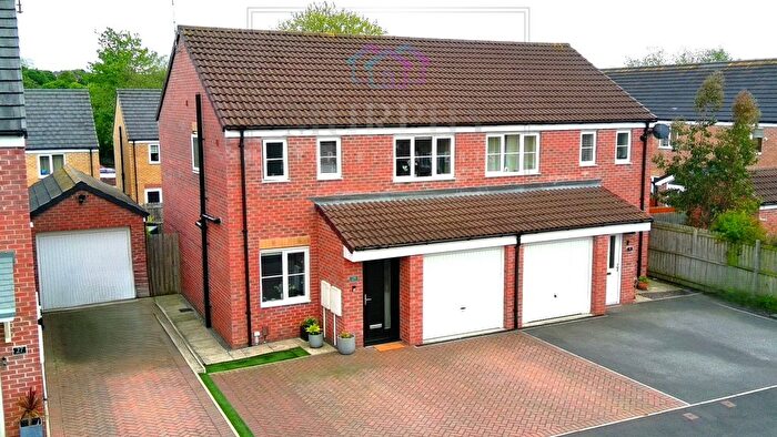 3 Bedroom Semi-Detached House For Sale In Friarwood Avenue, Pontefract, West Yorkshire, WF8
