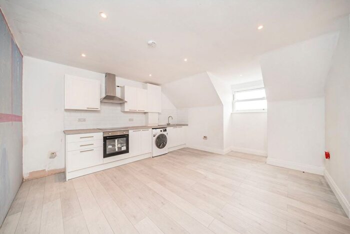 2 Bedroom Flat To Rent In Avoca Road, London, SW17