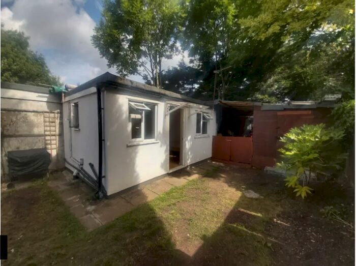 Studio To Rent In Heathfield Gardens, London, NW11