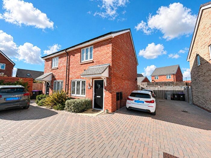 2 Bedroom Semi-Detached House For Sale In Craigmore Close, Bourne, Lincolnshire, PE10