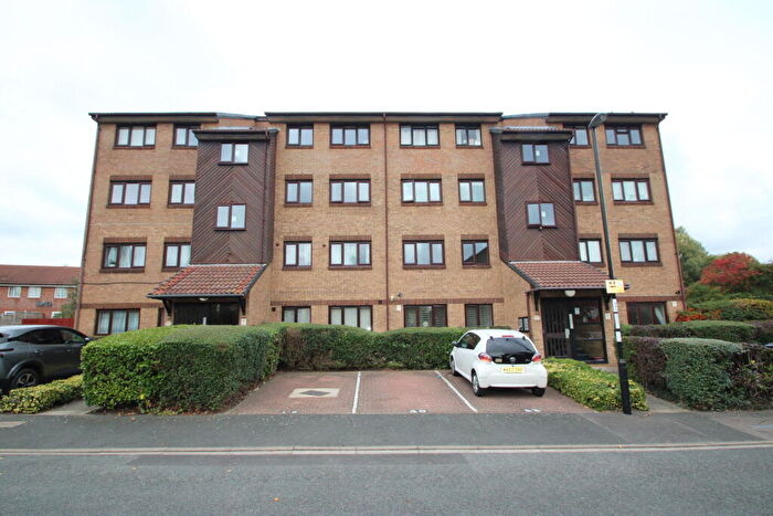 2 Bedroom Flat To Rent In Hardcastle Close, Croydon, CR0