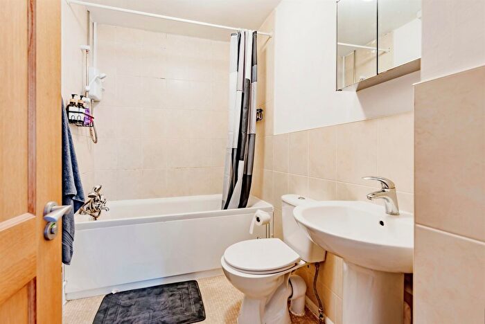 1 Bedroom Flat For Sale In Horley Road, Redhill, RH1