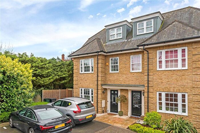 4 Bedroom Semi-Detached House For Sale In Century Way, Beckenham, BR3