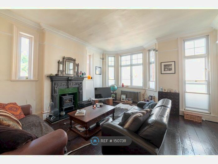 2 Bedroom Flat To Rent In Surrey Square, London, SE17