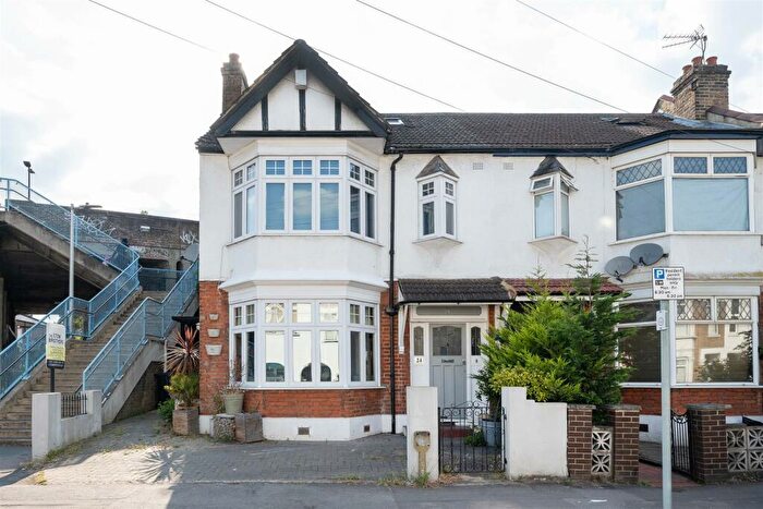 4 Bedroom House To Rent In Primrose Road, South Woodford, E18