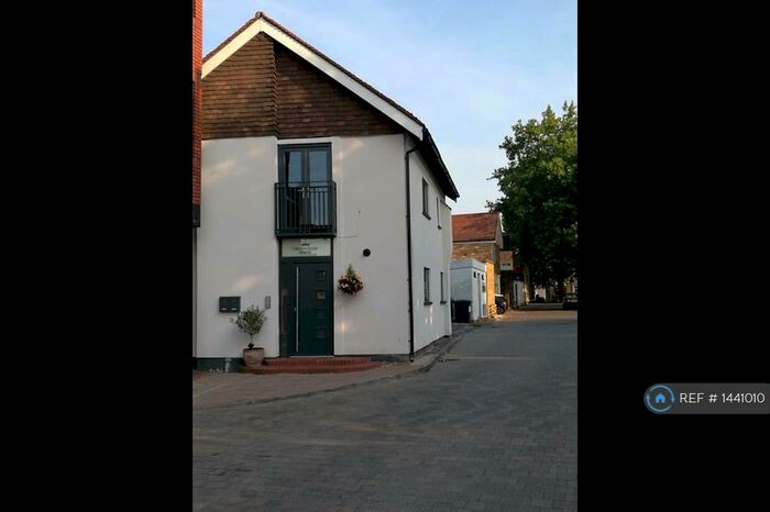 2 Bedroom Flat To Rent In Crown Jules House, Windsor, SL4