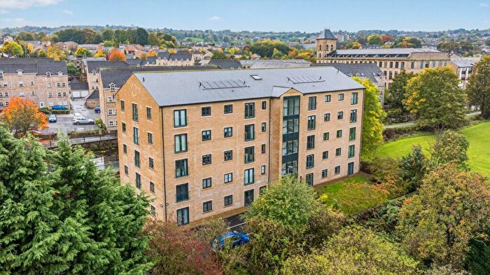2 Bedroom Flat For Sale In Waterside View, Harrogate Road, Bradford, West Yorkshire, BD10