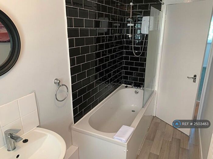 2 Bedroom Flat To Rent In Ardmaleish Crescent, Glasgow, G45