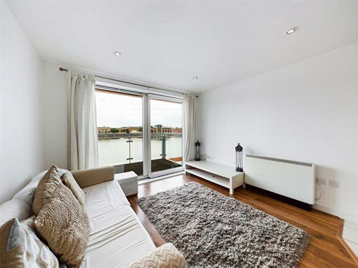 1 Bedroom Apartment For Sale In Watersmeet, Restharrow Way St Marys Island, ME4