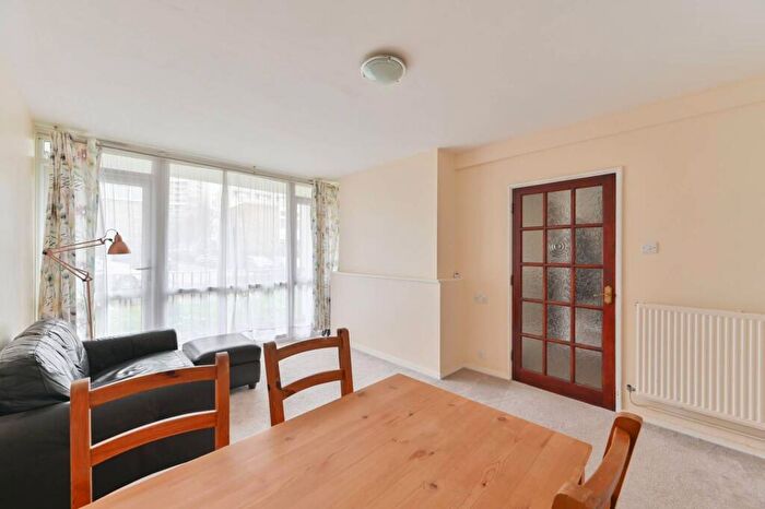 3 Bedroom Flat For Sale In Cooks Road, Kennington, London, SE17