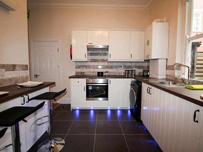 3 Bedroom Apartment To Rent In Apt, Queen Square #, LS2