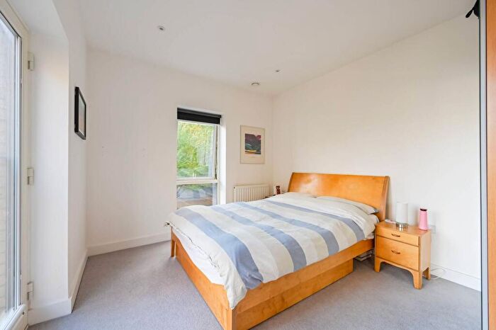 2 Bedroom Flat For Sale In St Clements, Mile End, E3