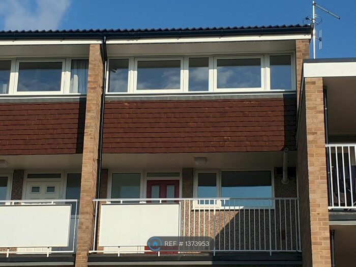 2 Bedroom Flat To Rent In Ivinghoe Close, Enfield, EN1