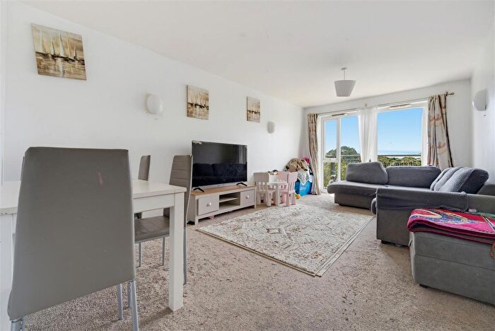 2 Bedroom Flat For Sale In Canalside Gardens, Southall, UB2