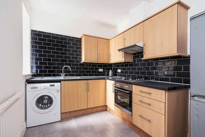 2 Bedroom Flat To Rent In Bethnal Green Road, Bethnal Green, London, E2