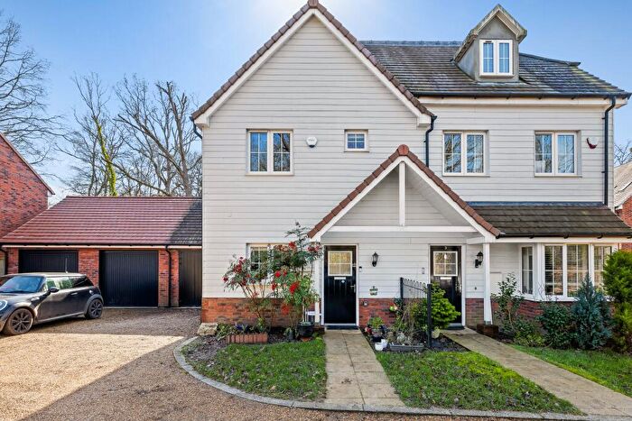 3 Bedroom Semi Detached House For Sale In Ref: El - Watersfield Raod, Crawley, RH10