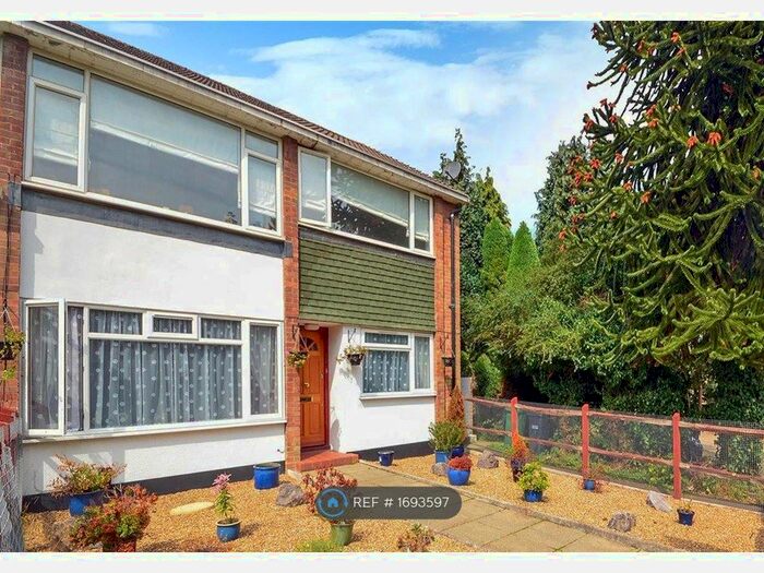 2 Bedroom Maisonette To Rent In Fenton Close, Redhill, RH1