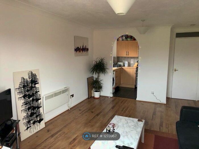 1 Bedroom Flat To Rent In Chestnut Close, Fleet GU51