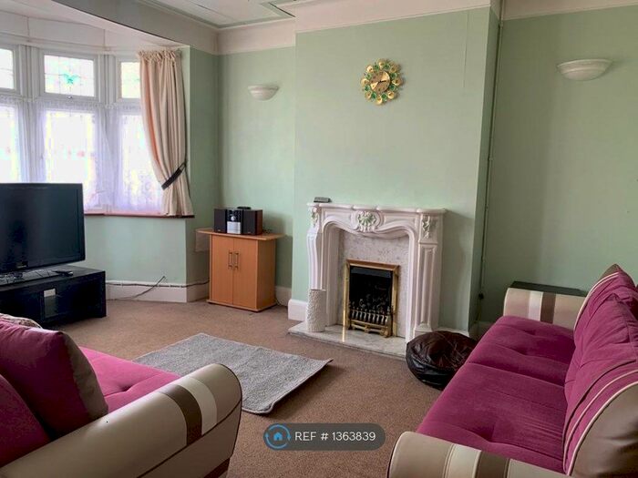 2 Bedroom Maisonette To Rent In Horns Road, Ilford, IG6