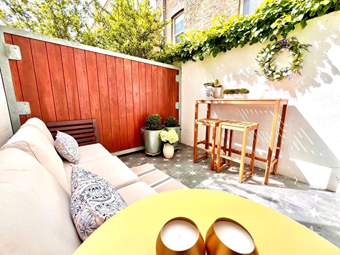 2 Bedroom Flat To Rent In Gifford Street, London, N1