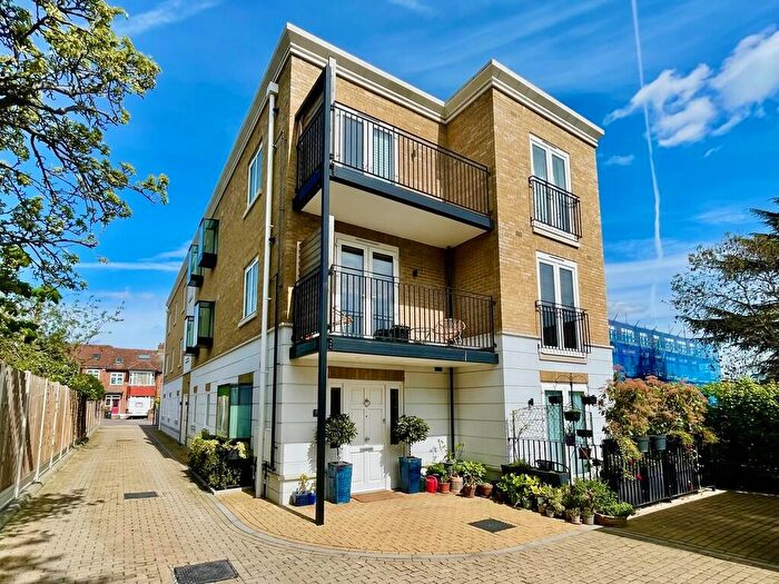 2 Bedroom Apartment To Rent In Churchfields, South Woodford, E18