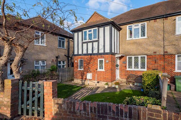 2 Bedroom Maisonette For Sale In Netley Close, Cheam, Sutton, SM3