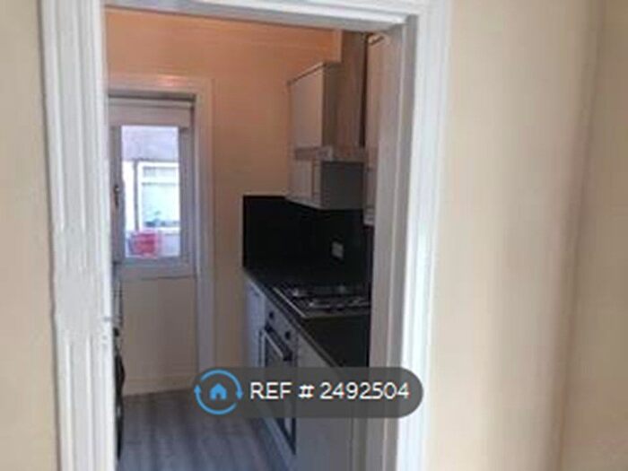 3 Bedroom Flat To Rent In Kingsbridge Drive, Kings Park, Glasgow, G73