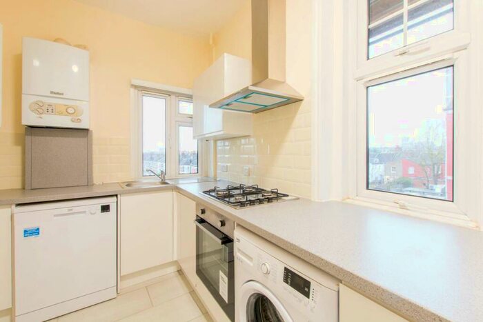 3 Bedroom Flat To Rent In Grand Parade, Harringay, London, N4