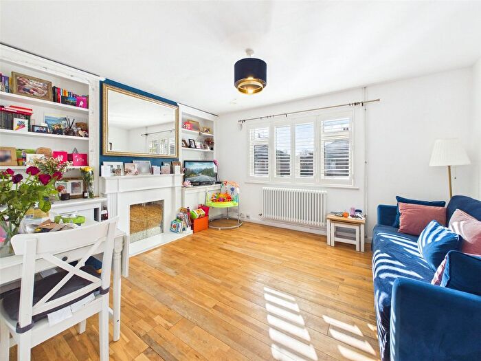 3 Bedroom Flat To Rent In West Sheen Vale, Richmond, TW9