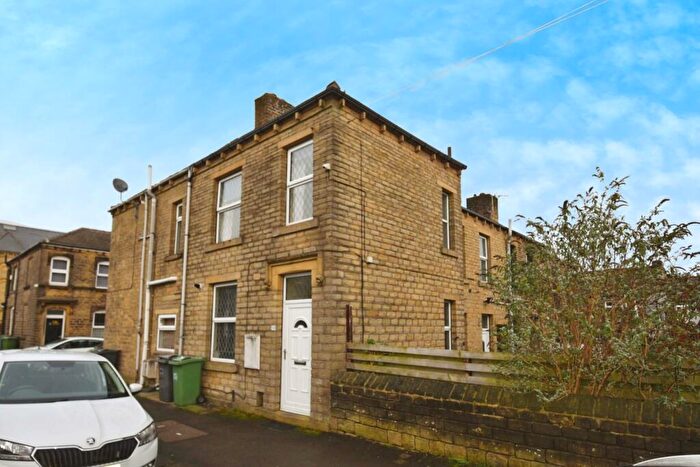 3 Bedroom Town House To Rent In Thorncliffe Street, Lindley, Huddersfield, HD3